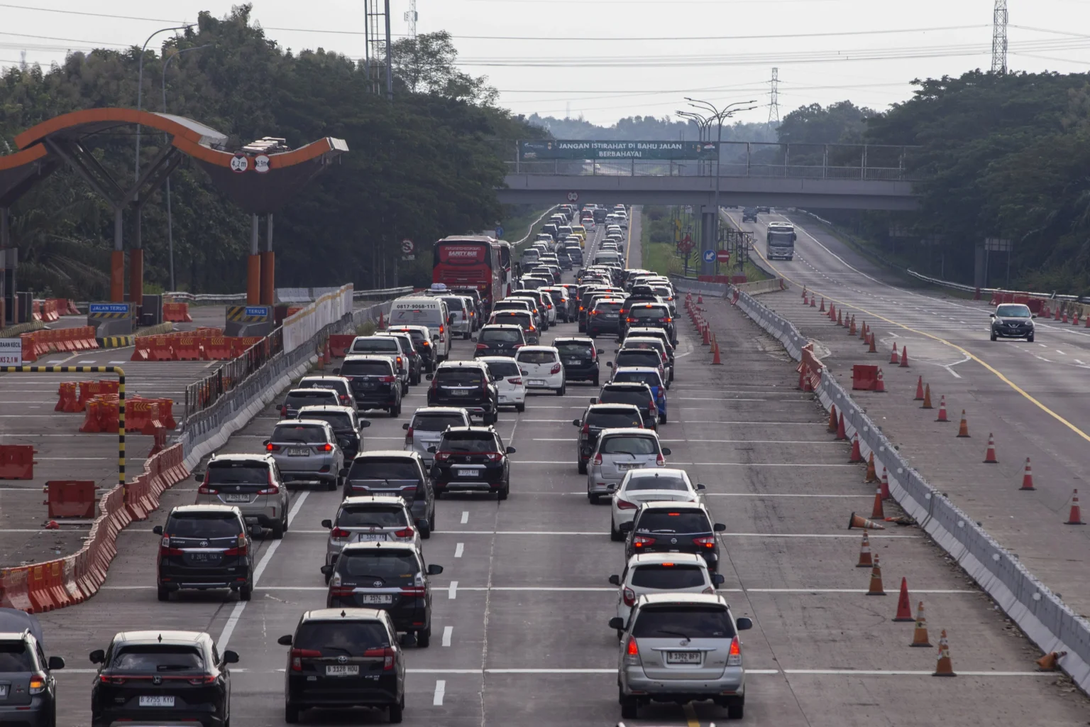 Pengendara melintasi jalan Tol Cipali Palimanan, Cirebon, Jawa Barat, Senin (23/3/2026).