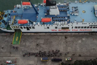 Arus kendaraan pemudik sepeda motor dan truk di Pelabuhan Ciwandan