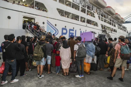 Pemudik antre untuk masuk ke dalam Kapal Motor (KM) Sinabung di Pelabuhan Ahmad Yani Ternate, Maluku Utara