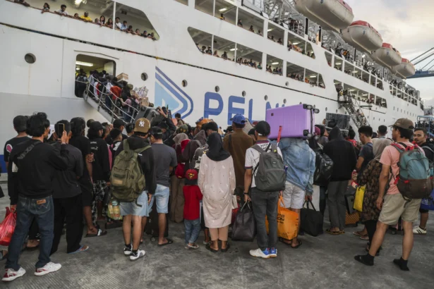 Pemudik antre untuk masuk ke dalam Kapal Motor (KM) Sinabung di Pelabuhan Ahmad Yani Ternate, Maluku Utara