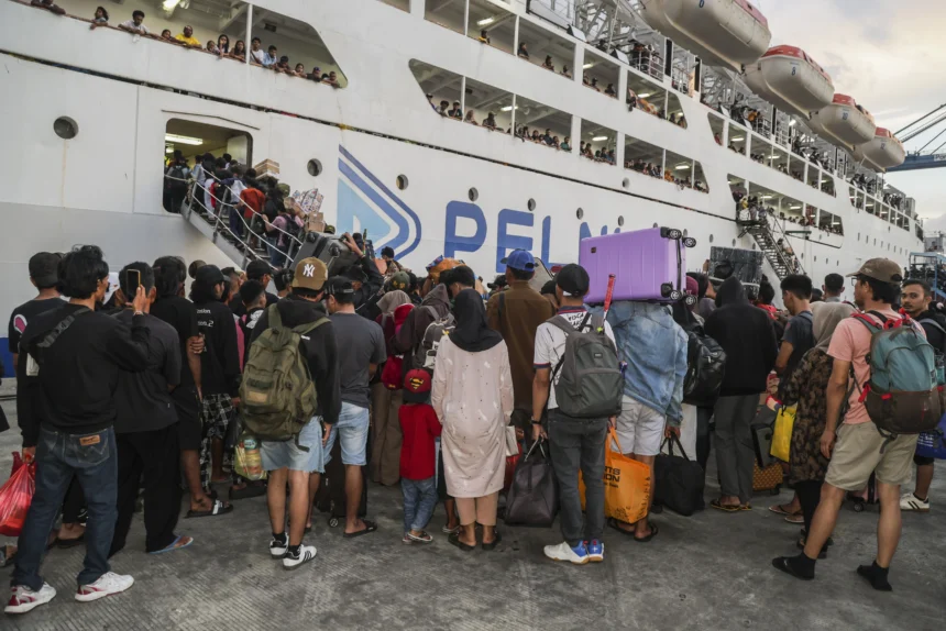Pemudik antre untuk masuk ke dalam Kapal Motor (KM) Sinabung di Pelabuhan Ahmad Yani Ternate, Maluku Utara