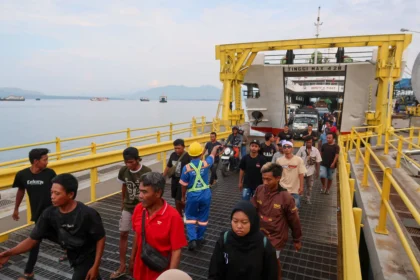 Sejumlah pemudik berjalan keluar dari kapal di Pelabuhan Ketapang, Banyuwangi, Jawa Timur