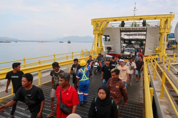Sejumlah pemudik berjalan keluar dari kapal di Pelabuhan Ketapang, Banyuwangi, Jawa Timur