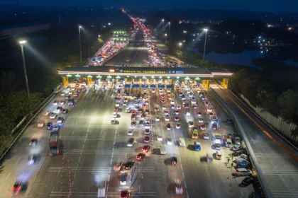 Foto udara kendaraan pemudik antre untuk melakukan pembayaran di Gerbang Tol Cikampek Utama, Jawa Barat