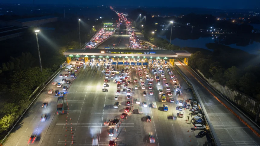 Foto udara kendaraan pemudik antre untuk melakukan pembayaran di Gerbang Tol Cikampek Utama, Jawa Barat