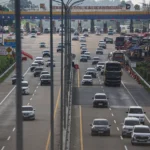 Sejumlah kendaraan pemudik melaju di Jalan Tol Trans Jawa ruas Semarang-Batang, Semarang, Jawa Tengah