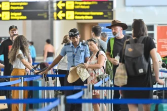 Petugas memberikan informasi kepada penumpang pesawat di Terminal Keberangkatan Internasional Bandara Internasional I Gusti Ngurah Rai, Badung, Bali