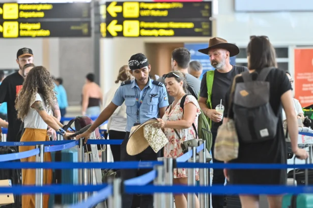 Petugas memberikan informasi kepada penumpang pesawat di Terminal Keberangkatan Internasional Bandara Internasional I Gusti Ngurah Rai, Badung, Bali