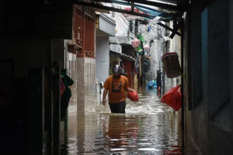 Banjir di permukiman padat penduduk Kedoya