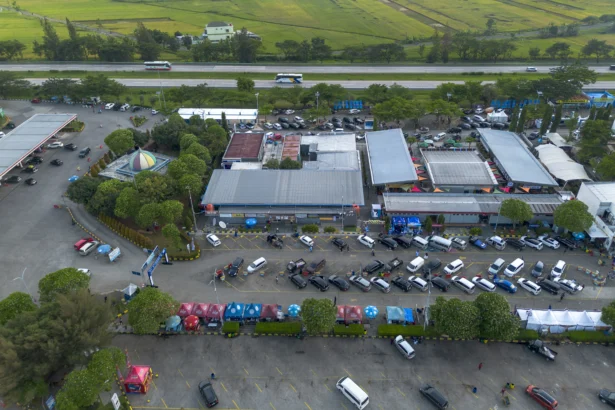 Foto udara sejumlah kendaraan pemudik terparkir di Rest Area KM 166 A Tol Cikopo-Palimanan (Cipali), Majalengka, Jawa Barat