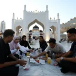 Ilustrasi Umat Islam menyiapkan menu berbuka puasa bersama di halaman Masjid Raya Baiturrahman, Banda Aceh