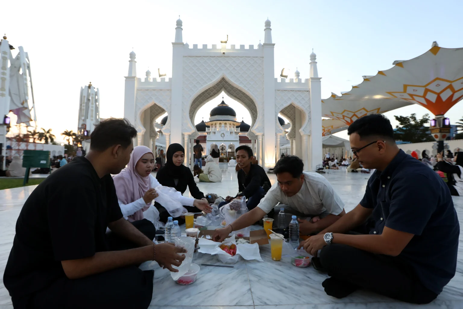 Ilustrasi Umat Islam menyiapkan menu berbuka puasa bersama di halaman Masjid Raya Baiturrahman, Banda Aceh