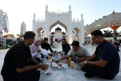 Ilustrasi Umat Islam menyiapkan menu berbuka puasa bersama di halaman Masjid Raya Baiturrahman, Banda Aceh