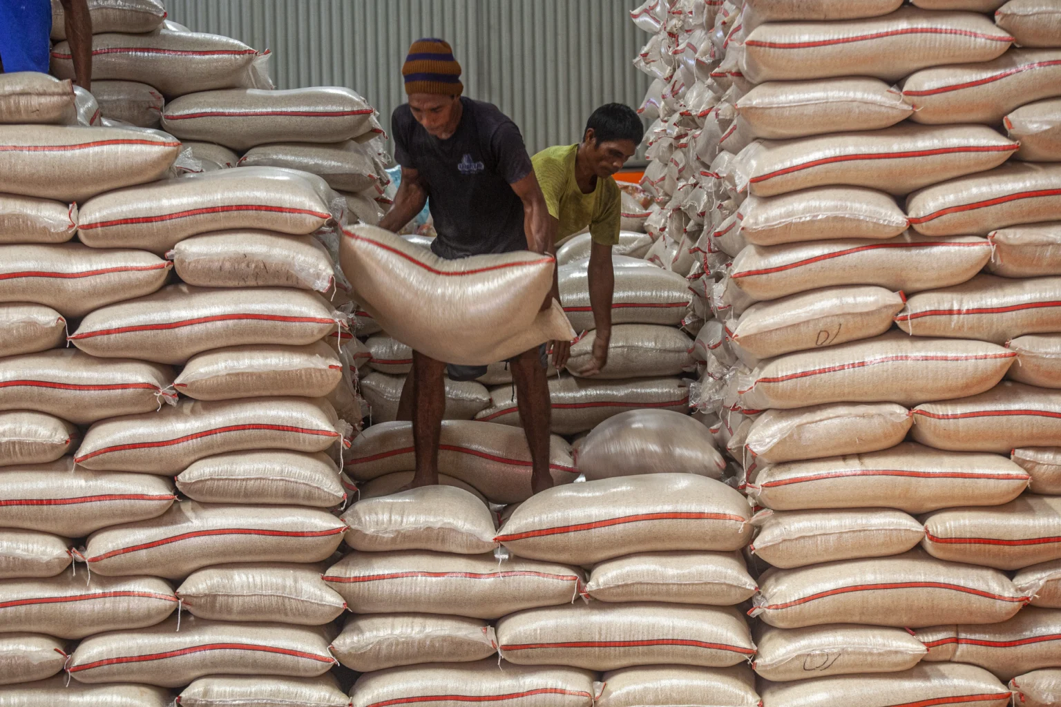 Pekerja menata stok beras di gudang penyimpanan Bulog Cabang Batam, Kepulauan Riau