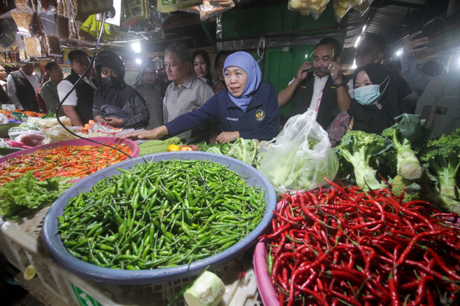 Gubernur Jawa Timur Khofifah Indar Parawansa (ketiga kanan) membeli cabai saat sidak di Pasar Larangan Sidoarjo, Jawa Timur