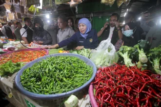 Gubernur Jawa Timur Khofifah Indar Parawansa (ketiga kanan) membeli cabai saat sidak di Pasar Larangan Sidoarjo, Jawa Timur