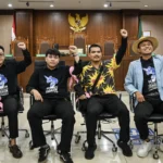 Terdakwa kasus dugaan penghasutan unjuk rasa, Delpedro Marhaen (kiri), Muzaffar Salim (kedua kiri), Syahdan Husein (kedua kanan) dan Khariq Anhar (kanan) bersiap menjalani sidang putusan di Pengadilan Tipikor, Jakarta