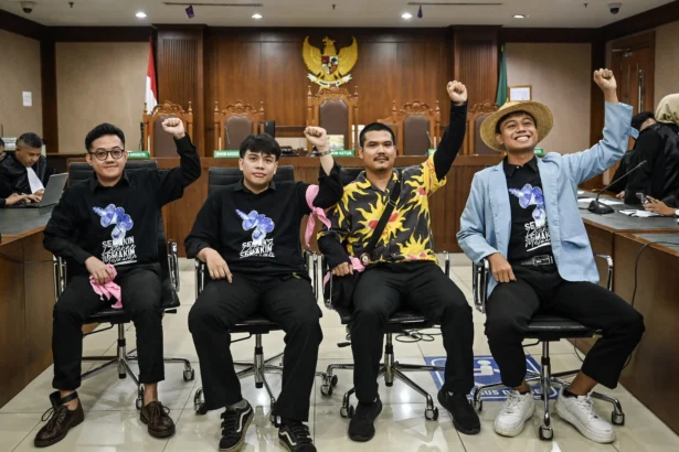 Terdakwa kasus dugaan penghasutan unjuk rasa, Delpedro Marhaen (kiri), Muzaffar Salim (kedua kiri), Syahdan Husein (kedua kanan) dan Khariq Anhar (kanan) bersiap menjalani sidang putusan di Pengadilan Tipikor, Jakarta