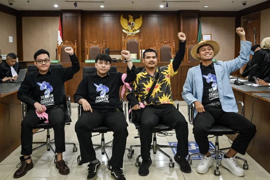 Terdakwa kasus dugaan penghasutan unjuk rasa, Delpedro Marhaen (kiri), Muzaffar Salim (kedua kiri), Syahdan Husein (kedua kanan) dan Khariq Anhar (kanan) bersiap menjalani sidang putusan di Pengadilan Tipikor, Jakarta