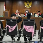 Terdakwa kasus dugaan penghasutan unjuk rasa, Delpedro Marhaen (kiri), Muzaffar Salim (kedua kiri), Syahdan Husein (kedua kanan) dan Khariq Anhar (kanan) menjalani sidang putusan di Pengadilan Negeri Jakarta Pusat