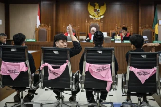 Terdakwa kasus dugaan penghasutan unjuk rasa, Delpedro Marhaen (kiri), Muzaffar Salim (kedua kiri), Syahdan Husein (kedua kanan) dan Khariq Anhar (kanan) menjalani sidang putusan di Pengadilan Negeri Jakarta Pusat