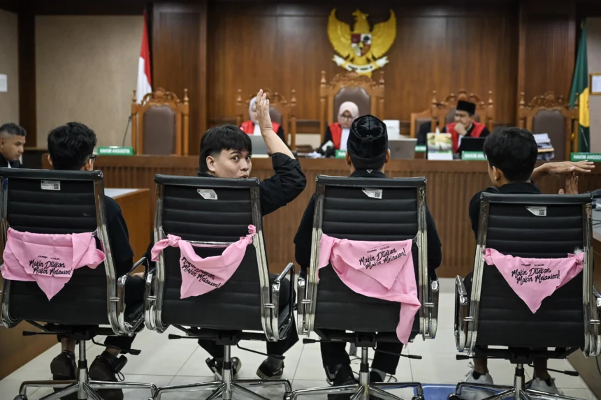 Terdakwa kasus dugaan penghasutan unjuk rasa, Delpedro Marhaen (kiri), Muzaffar Salim (kedua kiri), Syahdan Husein (kedua kanan) dan Khariq Anhar (kanan) menjalani sidang putusan di Pengadilan Negeri Jakarta Pusat