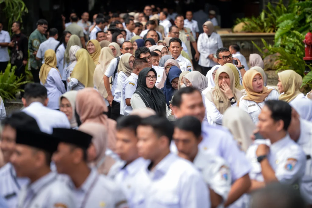 Aparatur Sipil Negara (ASN) antre untuk bersalaman dengan Gubernur dan Wakil Gubernur DKI Jakarta saat acara halalbihalal di Balai Kota DKI Jakarta