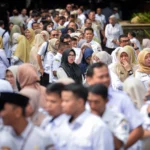 Aparatur Sipil Negara (ASN) antre untuk bersalaman dengan Gubernur dan Wakil Gubernur DKI Jakarta saat acara halalbihalal di Balai Kota DKI Jakarta