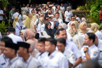 Aparatur Sipil Negara (ASN) antre untuk bersalaman dengan Gubernur dan Wakil Gubernur DKI Jakarta saat acara halalbihalal di Balai Kota DKI Jakarta