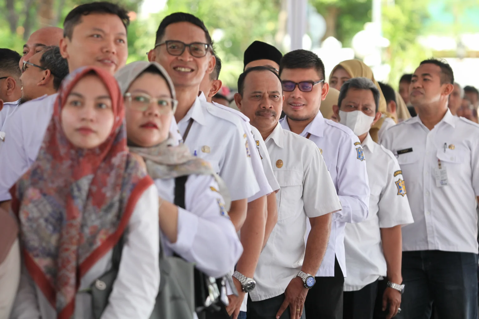 Sejumlah pegawai antre untuk bersalaman dengan Wali Kota Surabaya Eri Cahyadi dan Wakil Wali Kota Surabaya Armuji saat halalbihalal di Balai Kota Surabaya, Surabaya, Jawa Timur