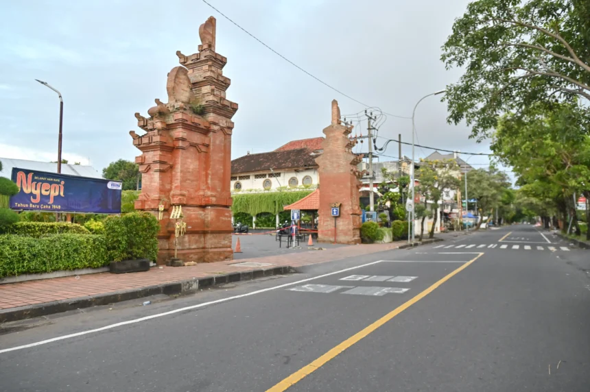 Suasana ruas jalan lengang terlihat saat Hari Raya Nyepi tahun Saka 1948 di wilayah Desa Adat Tuban, Badung, Bali