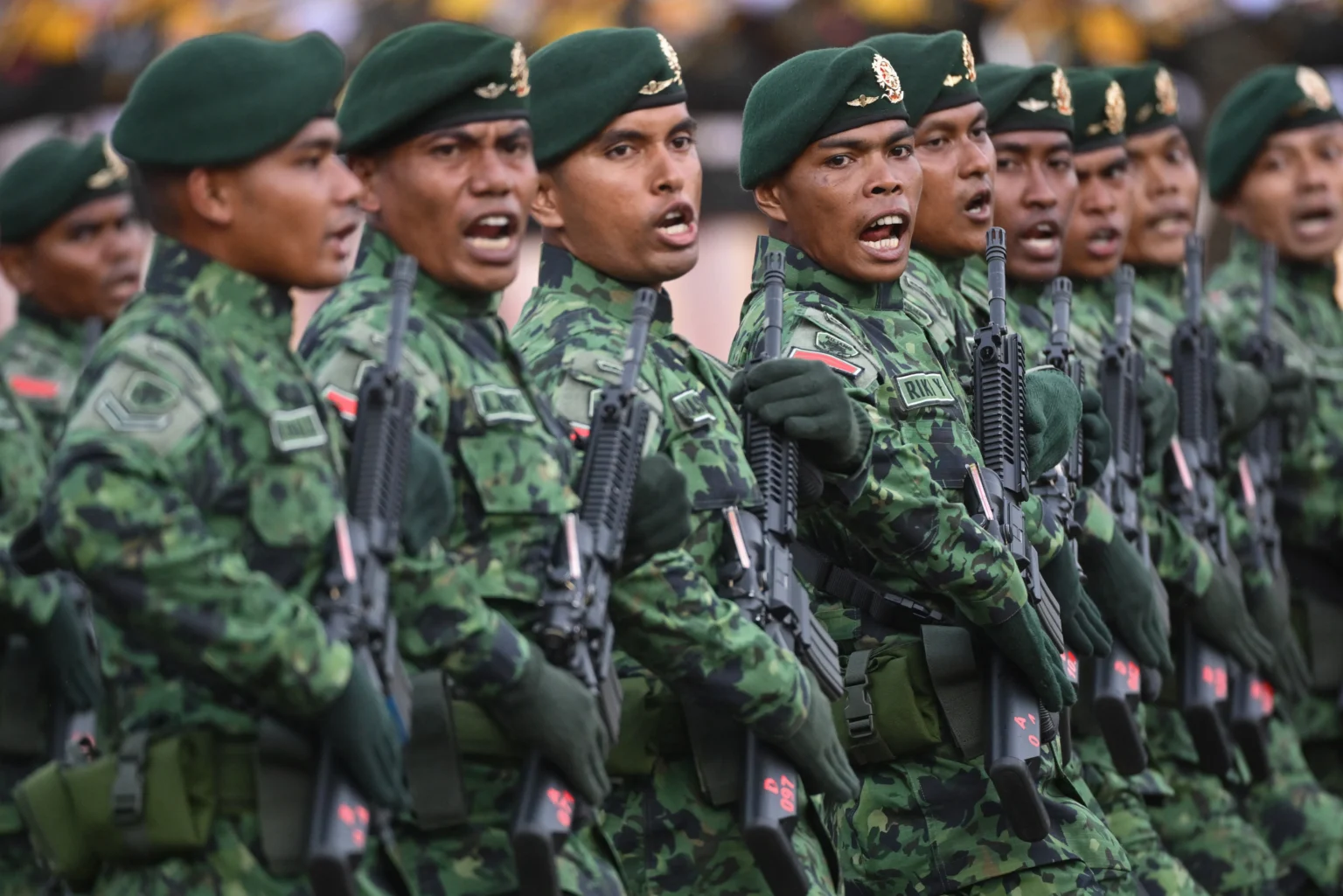 Sejumlah prajurit Komando Cadangan Strategis Angkatan Darat (Kostrad) TNI AD melaksanakan defile dalam upacara HUT ke-65 Kostrad di Markas Divisi Infanteri (Madivif) 1 Kostrad, Cilodong, Kota Depok, Jawa Barat.