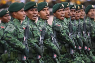 Sejumlah prajurit Komando Cadangan Strategis Angkatan Darat (Kostrad) TNI AD melaksanakan defile dalam upacara HUT ke-65 Kostrad di Markas Divisi Infanteri (Madivif) 1 Kostrad, Cilodong, Kota Depok, Jawa Barat.