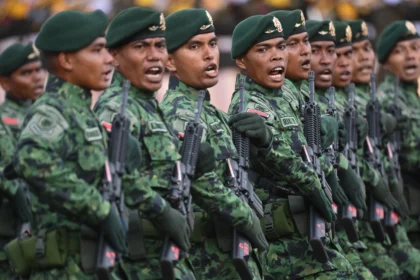 Sejumlah prajurit Komando Cadangan Strategis Angkatan Darat (Kostrad) TNI AD melaksanakan defile dalam upacara HUT ke-65 Kostrad di Markas Divisi Infanteri (Madivif) 1 Kostrad, Cilodong, Kota Depok, Jawa Barat.