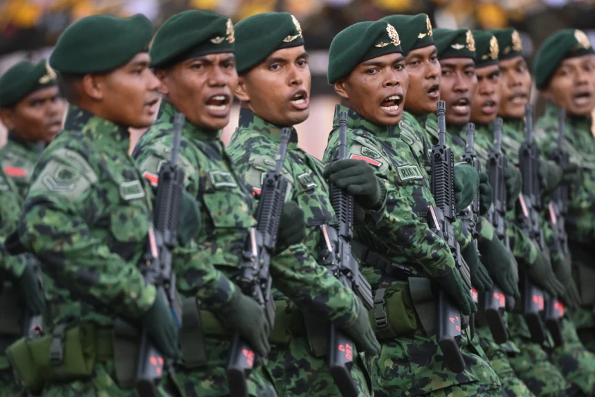 Sejumlah prajurit Komando Cadangan Strategis Angkatan Darat (Kostrad) TNI AD melaksanakan defile dalam upacara HUT ke-65 Kostrad di Markas Divisi Infanteri (Madivif) 1 Kostrad, Cilodong, Kota Depok, Jawa Barat.