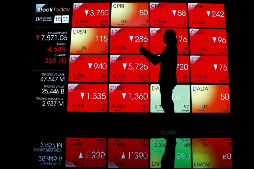 Pengunjung melintas di depan layar yang menampilkan pergerakan Indeks Harga Saham Gabungan (IHSG) di Bursa Efek Indonesia, Jakarta.