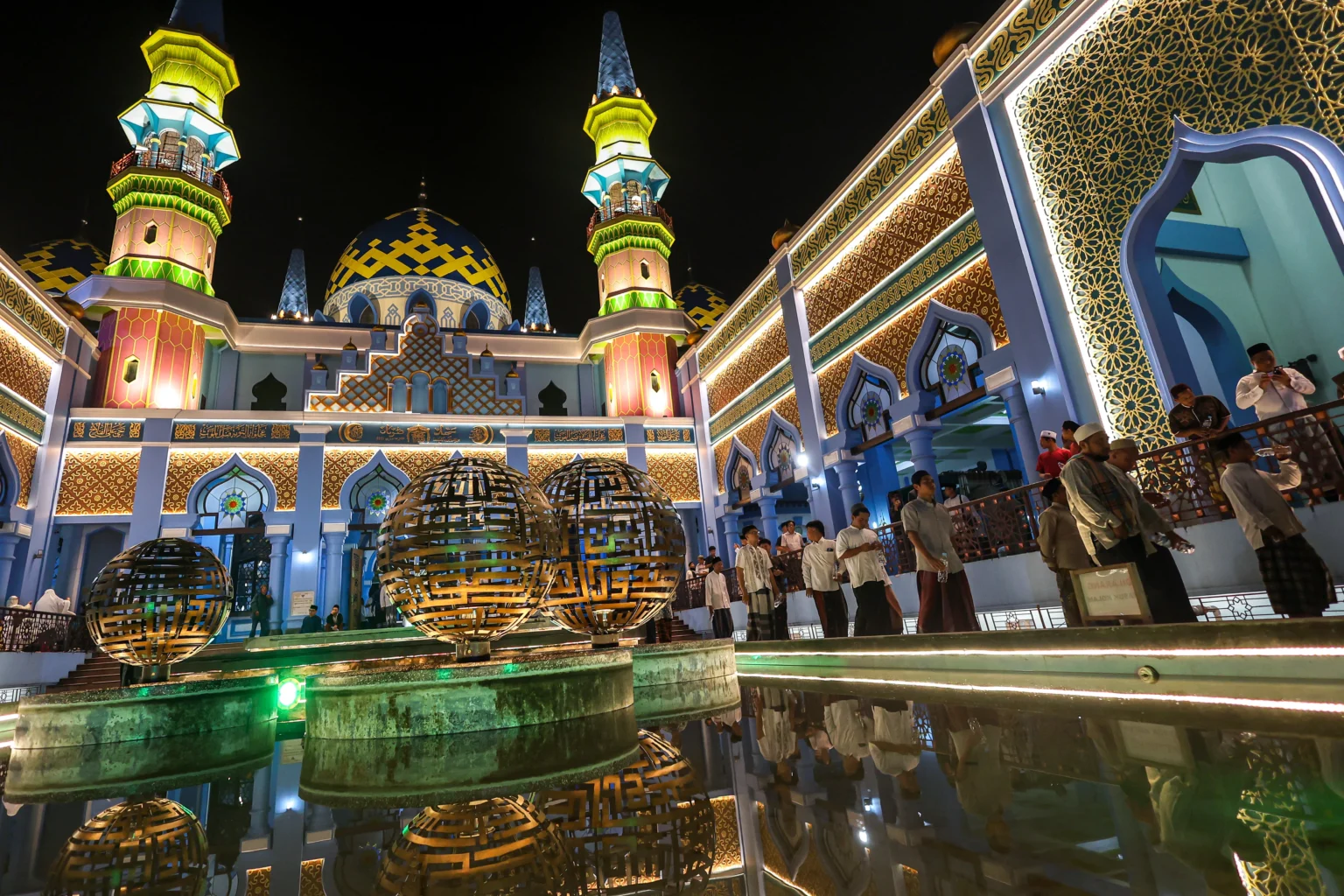 Umat Islam bersiap melaksanakan shalat sunah berjamaah saat beriktikaf di kawasan Masjid Agung dan Makam Sunan Bonang, Tuban, Jawa Timur (ANTARA FOTO/Muhammad Mada/bar)