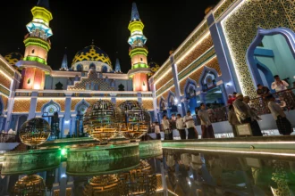 Umat Islam bersiap melaksanakan shalat sunah berjamaah saat beriktikaf di kawasan Masjid Agung dan Makam Sunan Bonang, Tuban, Jawa Timur (ANTARA FOTO/Muhammad Mada/bar)