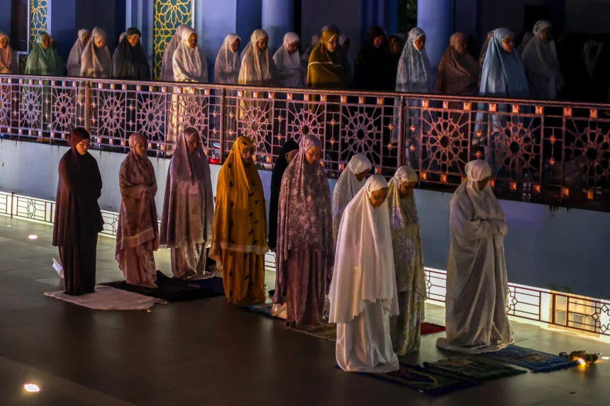 Umat Islam melaksanakan shalat sunah berjamaah saat beriktikaf di kawasan Masjid Agung dan Makam Sunan Bonang, Tuban, Jawa Timur