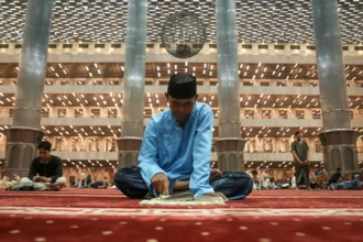 Umat Islam membaca Al Quran saat beriktikaf di Masjid Istiqlal, Jakarta