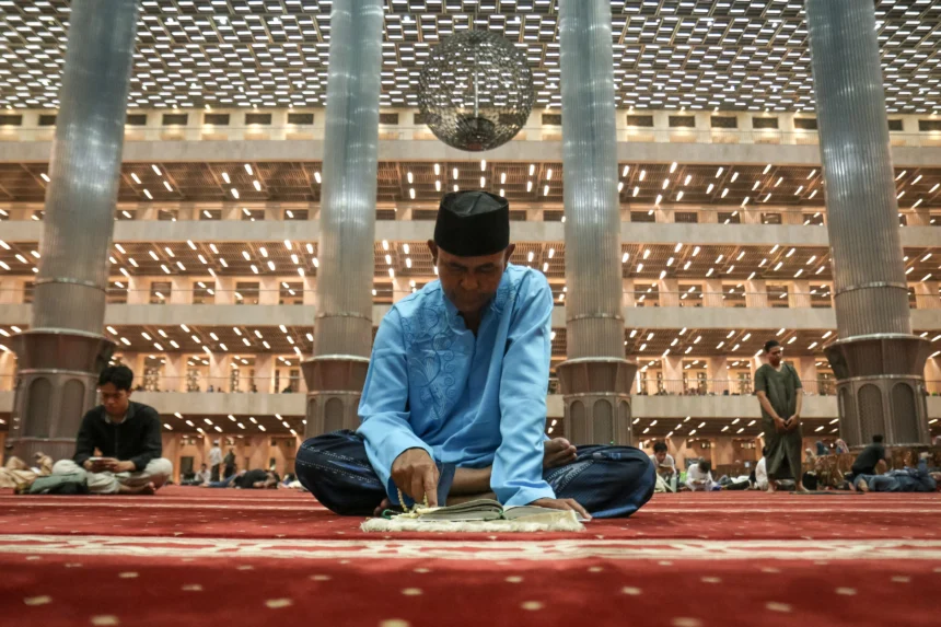 Umat Islam membaca Al Quran saat beriktikaf di Masjid Istiqlal, Jakarta