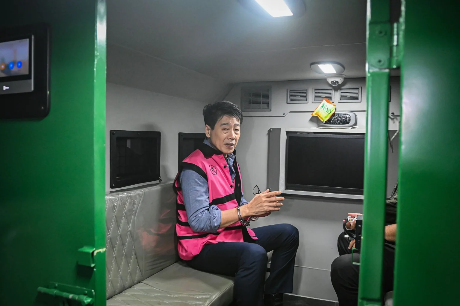 Pemilik PT Asmin Koalindo Tuhup (AKT), Samin Tan (tengah) berjalan menuju mobil tahanan usai menjalani pemeriksaan di Kejaksaan Agung, Jakarta.