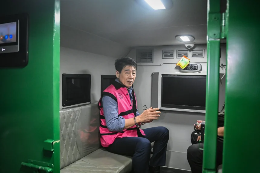 Pemilik PT Asmin Koalindo Tuhup (AKT), Samin Tan (tengah) berjalan menuju mobil tahanan usai menjalani pemeriksaan di Kejaksaan Agung, Jakarta.