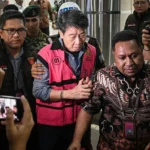 Pemilik PT Asmin Koalindo Tuhup (AKT), Samin Tan (tengah) berjalan menuju mobil tahanan usai menjalani pemeriksaan di Kejaksaan Agung, Jakarta. (Sumber: Antara Foto/Sulthony Hasanuddin)