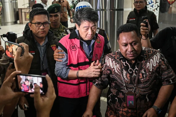 Pemilik PT Asmin Koalindo Tuhup (AKT), Samin Tan (tengah) berjalan menuju mobil tahanan usai menjalani pemeriksaan di Kejaksaan Agung, Jakarta. (Sumber: Antara Foto/Sulthony Hasanuddin)