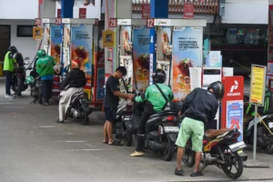 Pengendara motor antre mengisi BBM di salah satu SPBU kawasan Kuningan, Jakarta