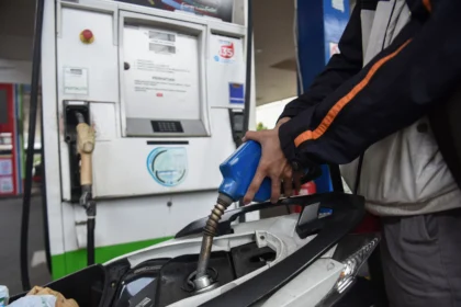 Pengendara motor antre BBM non subsidi jenis Pertamax di salah satu SPBU kawasan Kuningan, Jakarta