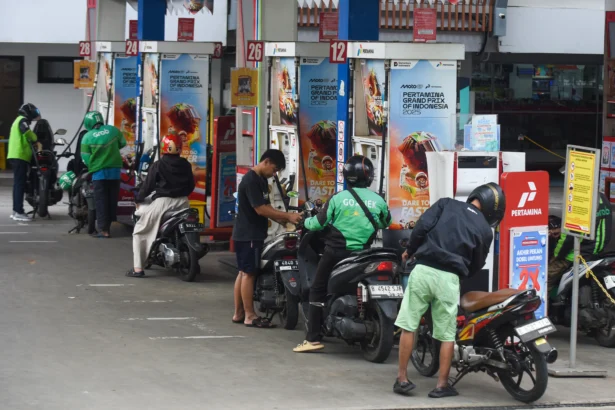 Pengendara motor antre mengisi BBM di salah satu SPBU kawasan Kuningan, Jakarta
