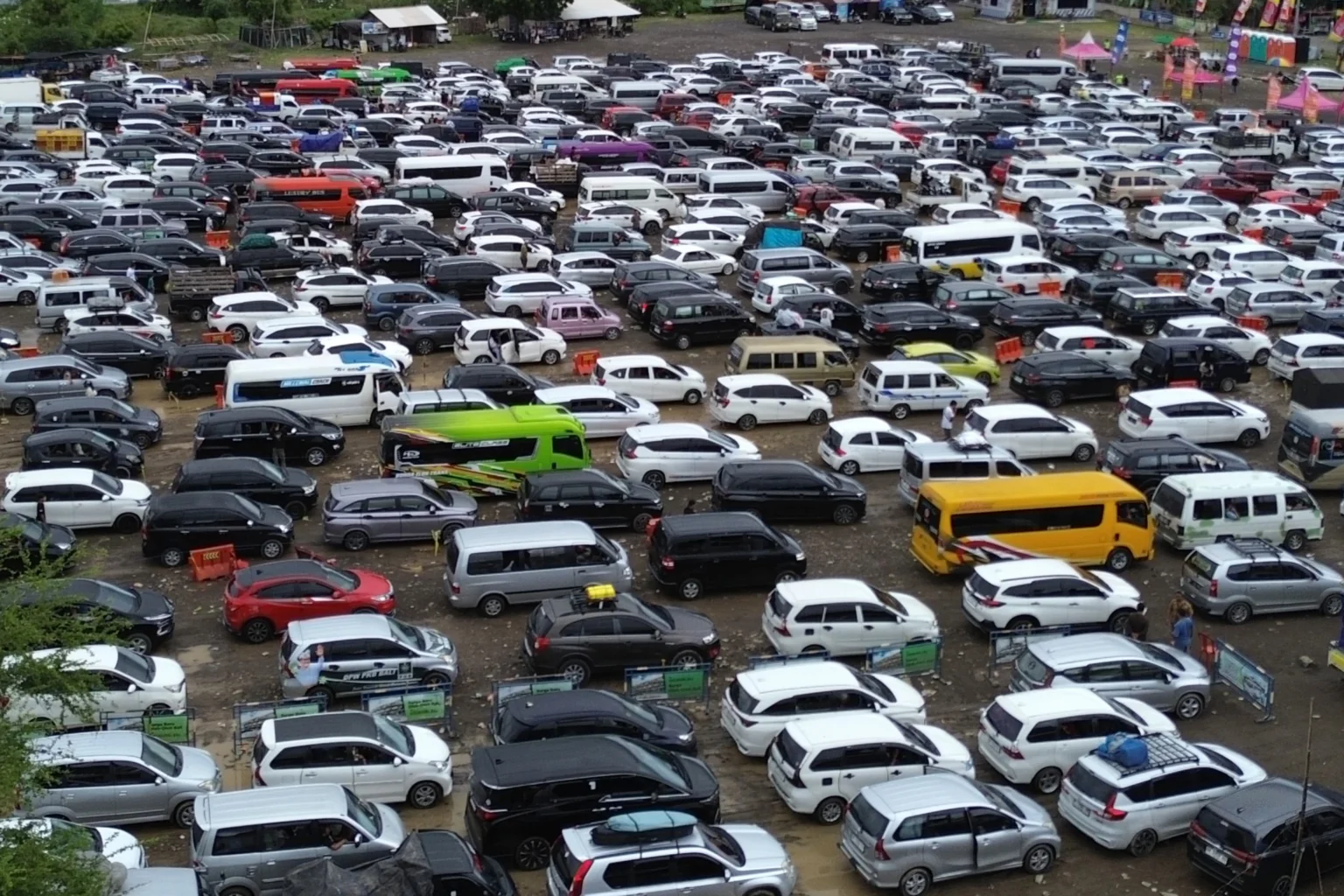 Foto udara kepadatan kantong parkir Terminal Kargo Gilimanuk, Jembrana, Bali