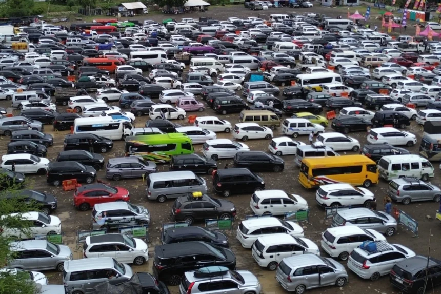 Foto udara kepadatan kantong parkir Terminal Kargo Gilimanuk, Jembrana, Bali
